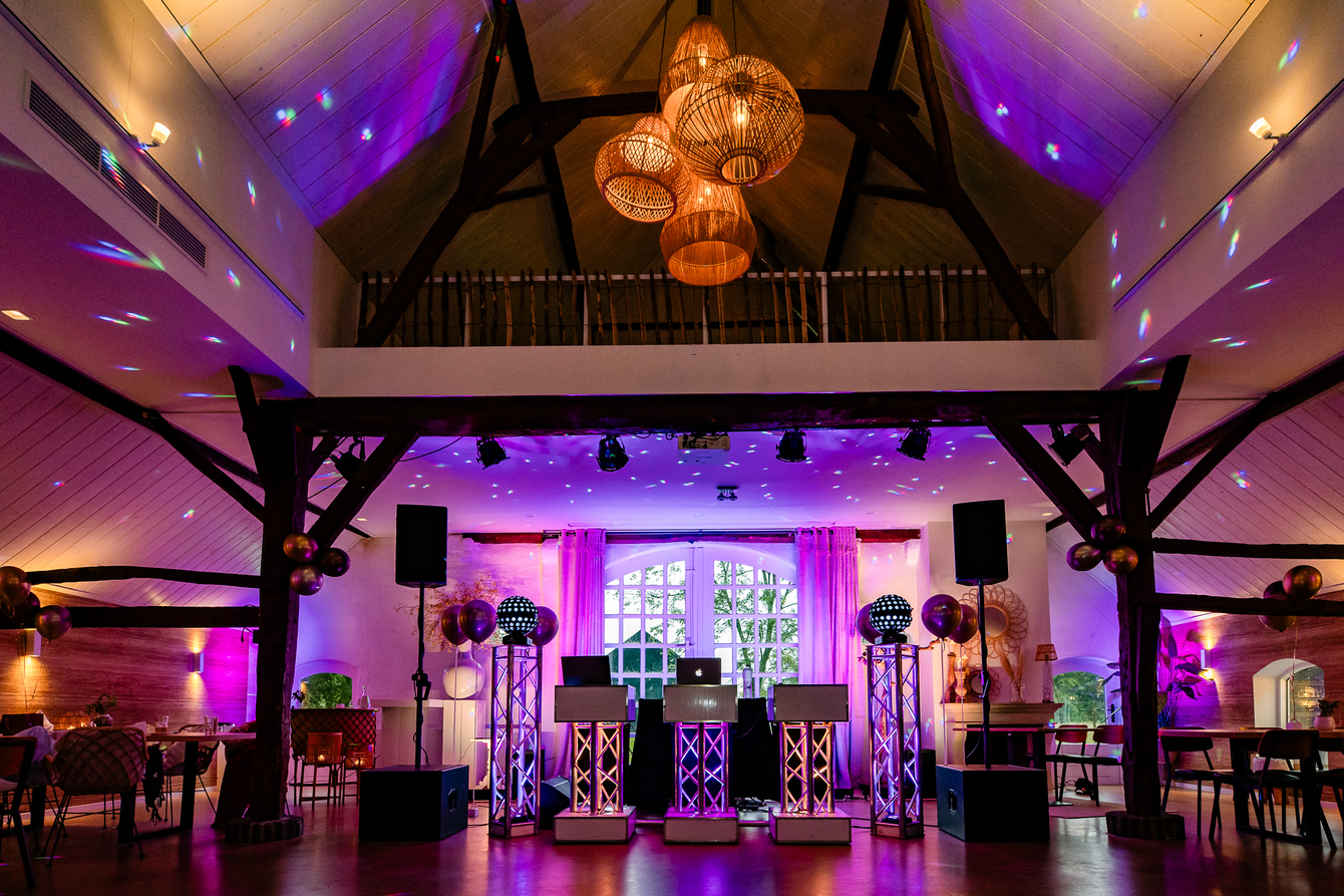 Een DJ opstelling bij de Veenderhoeve.jpg