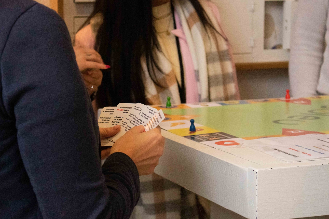 Een spel onder een vergadering bij de Veenderhoeve.jpg